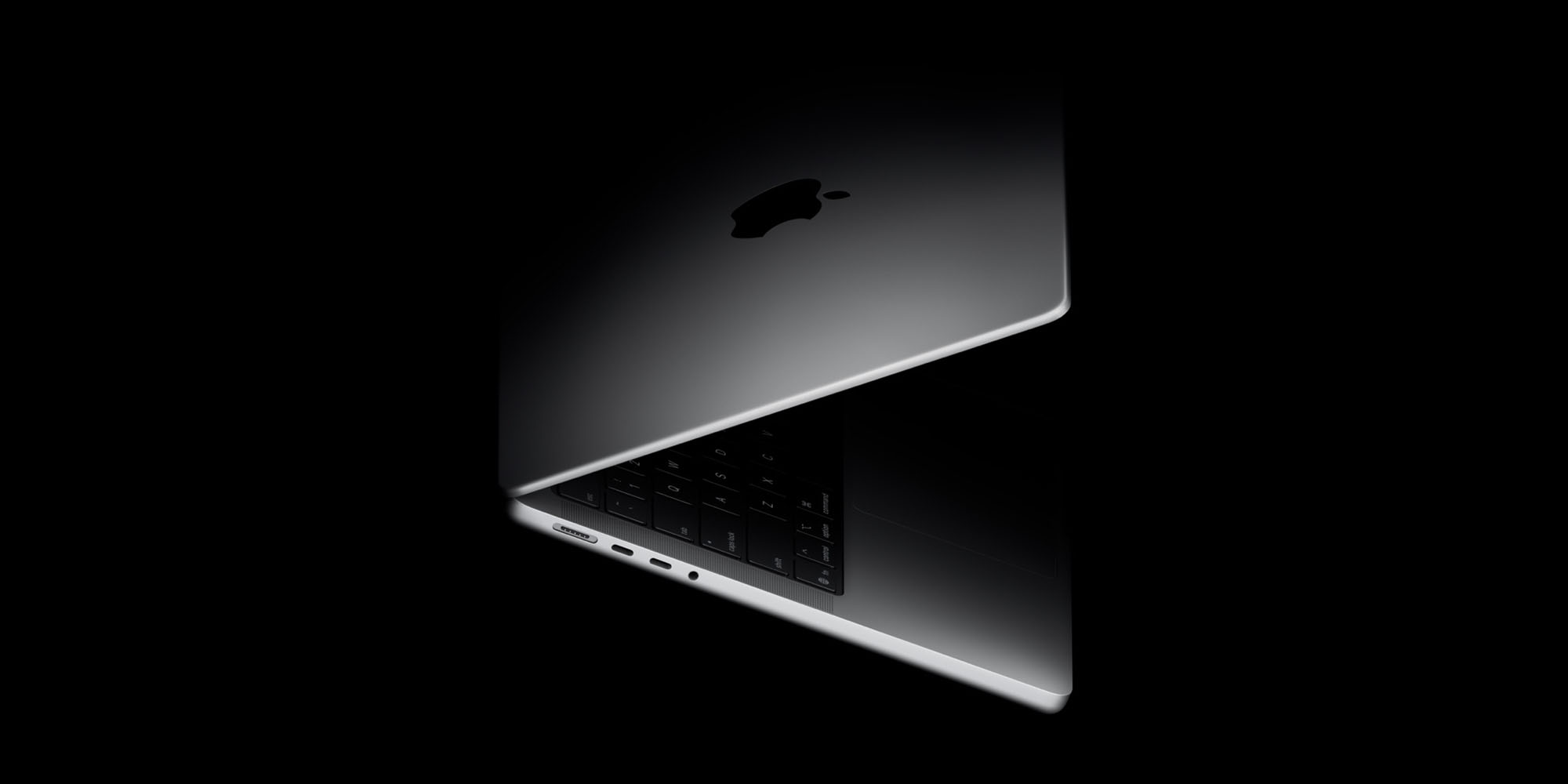 MacBook Air у темному приміщенні з підсвітленням по краях корпусу