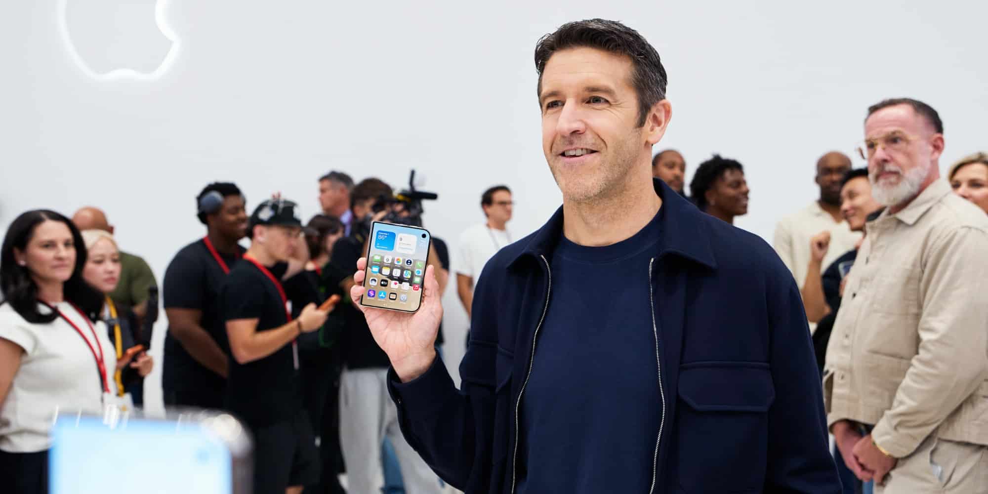 Презентер на заході Apple демонструє складаний iPhone Duo перед аудиторією в залі