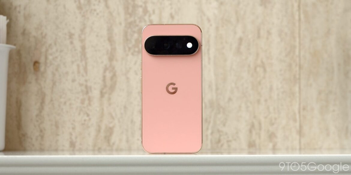 Google Pixel 8 Pro у рожевому кольорі з двома камерами на задній панелі