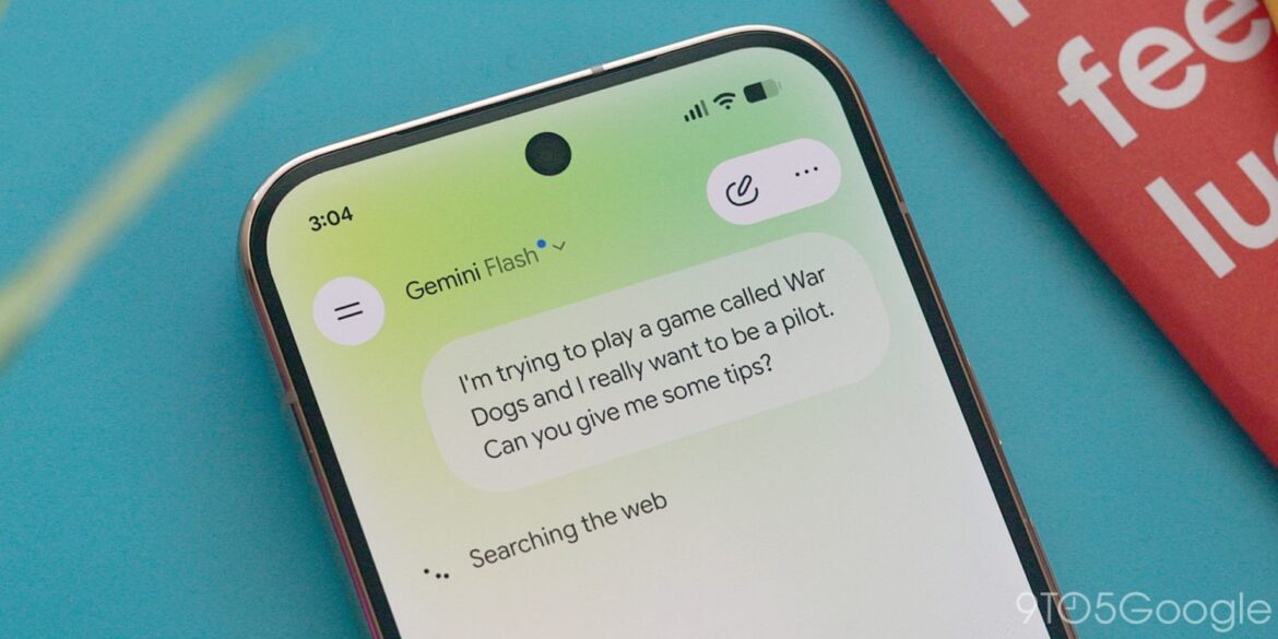 Чату Gemini AI Plus на смартфоні, де помічник Flash пропонує поради для гри War Thunderbird, а внизу видно повідомлення про