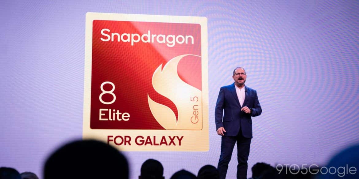Представник компанії презентує на сцені логотип Snapdragon 8 Elite Gen 5 на червоному фоні під час презентації для Galaxy