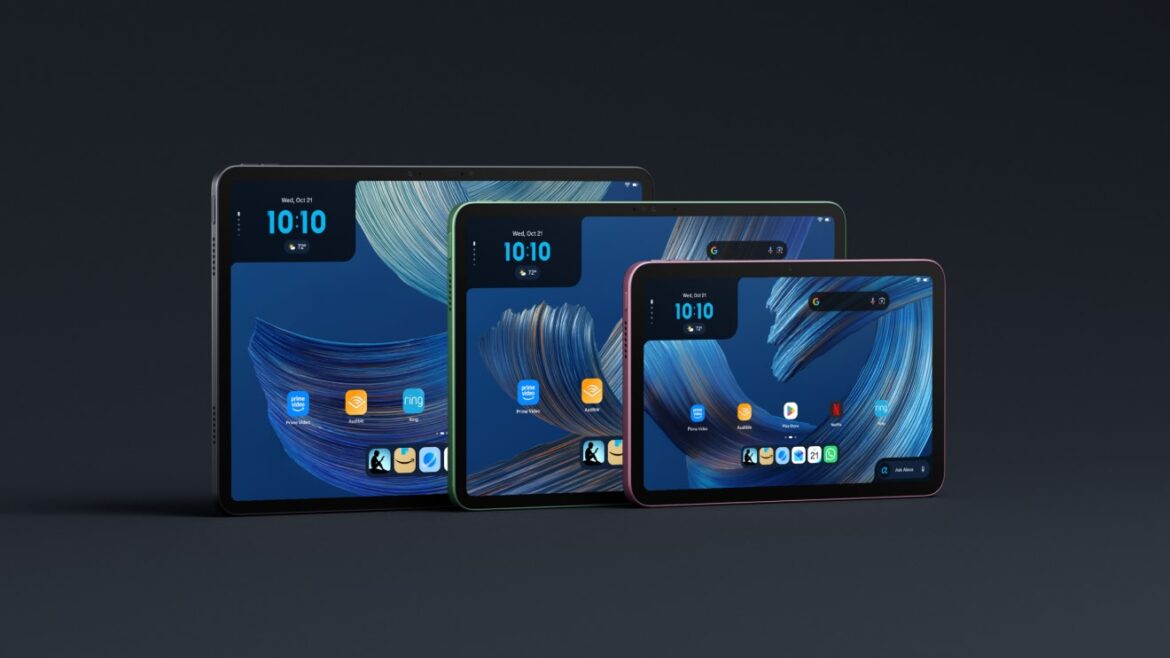 Три планшети Amazon Alexa Tablet різних розмірів розташовані поруч із синім хвилястим шпалером на екранах