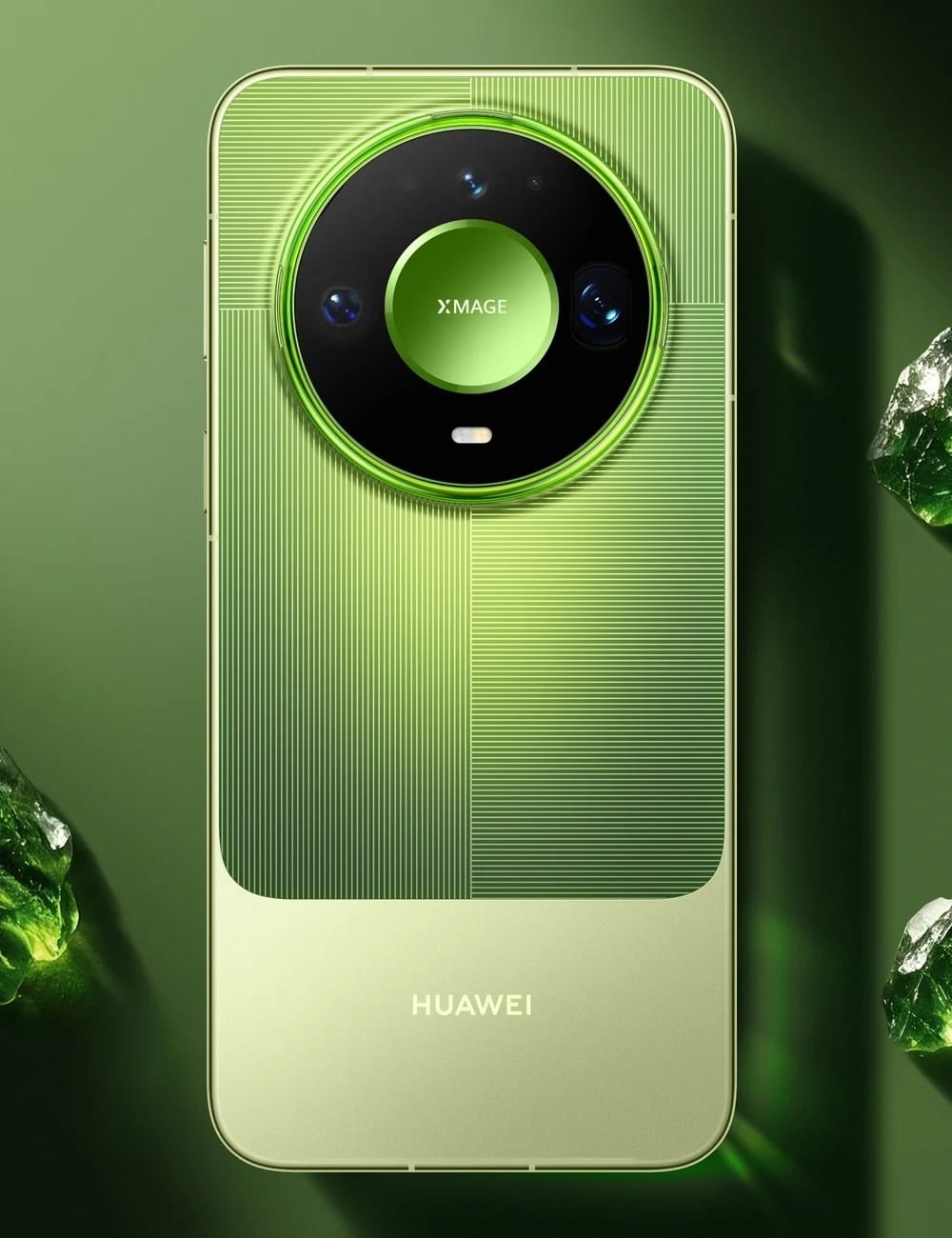 Huawei Mate 90 Pro Max у зеленому кольорі на зеленому фоні з кристалами, вид ззаду