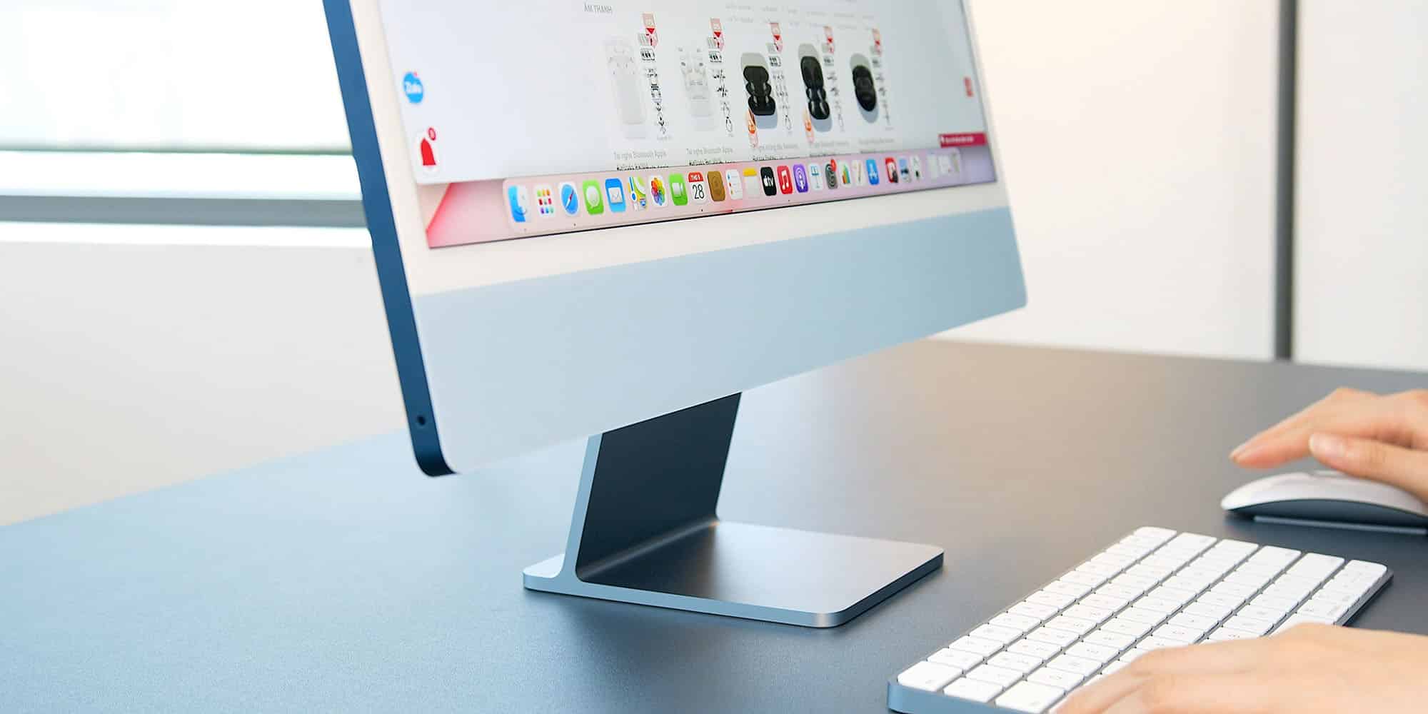 IMac з голубим корпусом на робочому столі разом з клавіатурою та мишею Apple