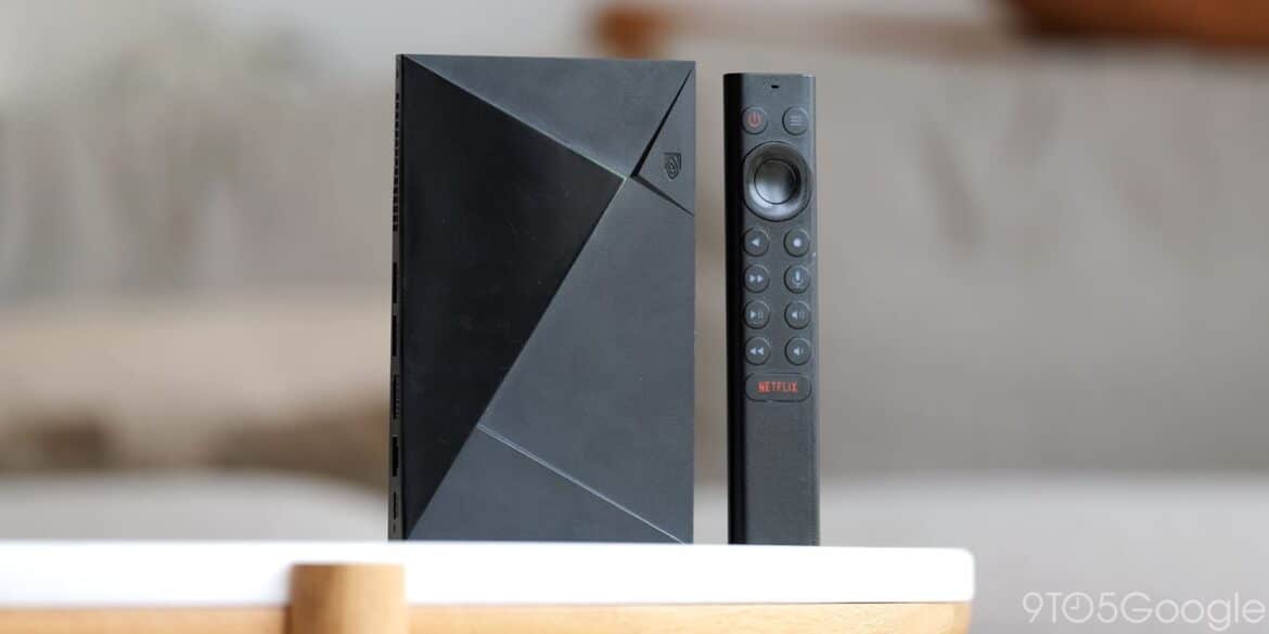Медіа-стример Nvidia Shield TV Pro чорного кольору з пультом управління на столі