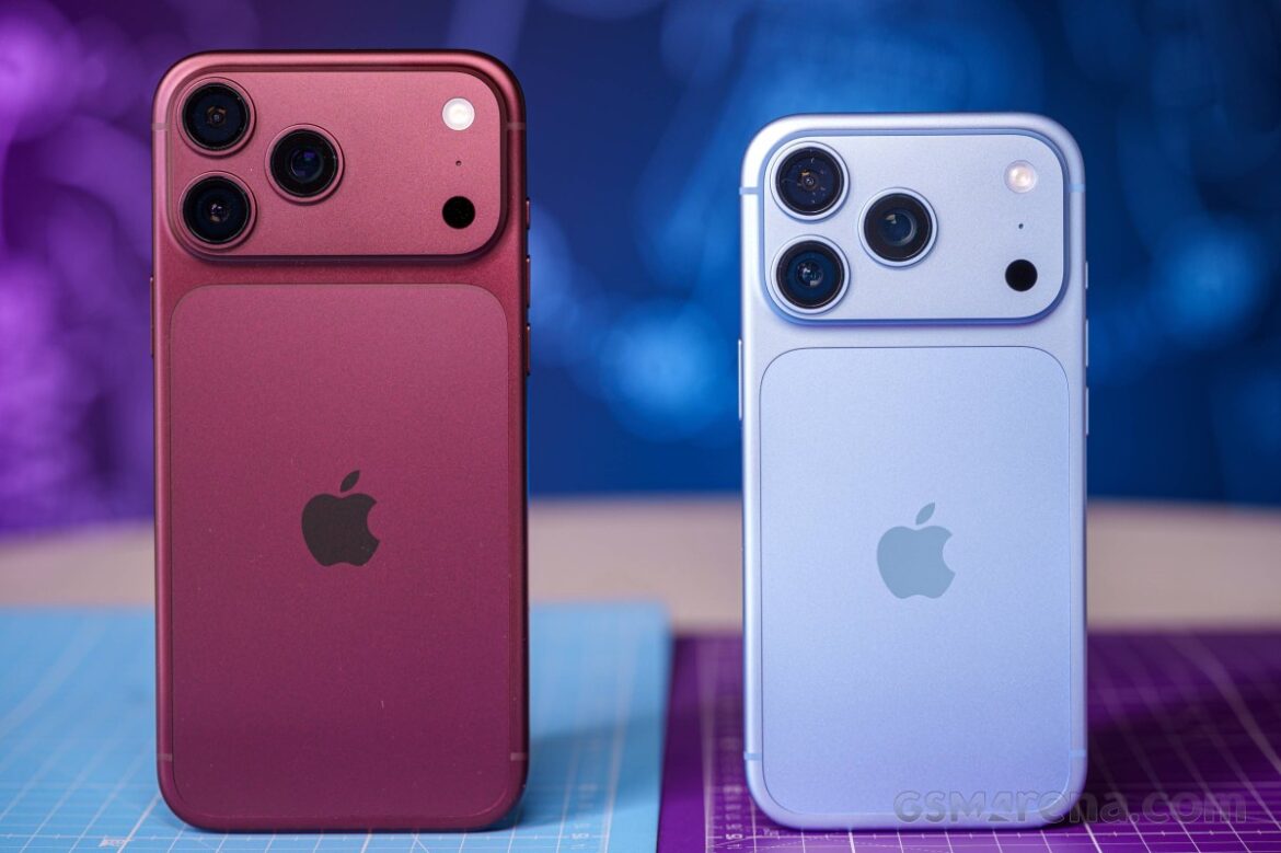 IPhone 18 Pro у червоному та білому кольорах з потрійною камерою на фоні синього та фіолетового освітлення