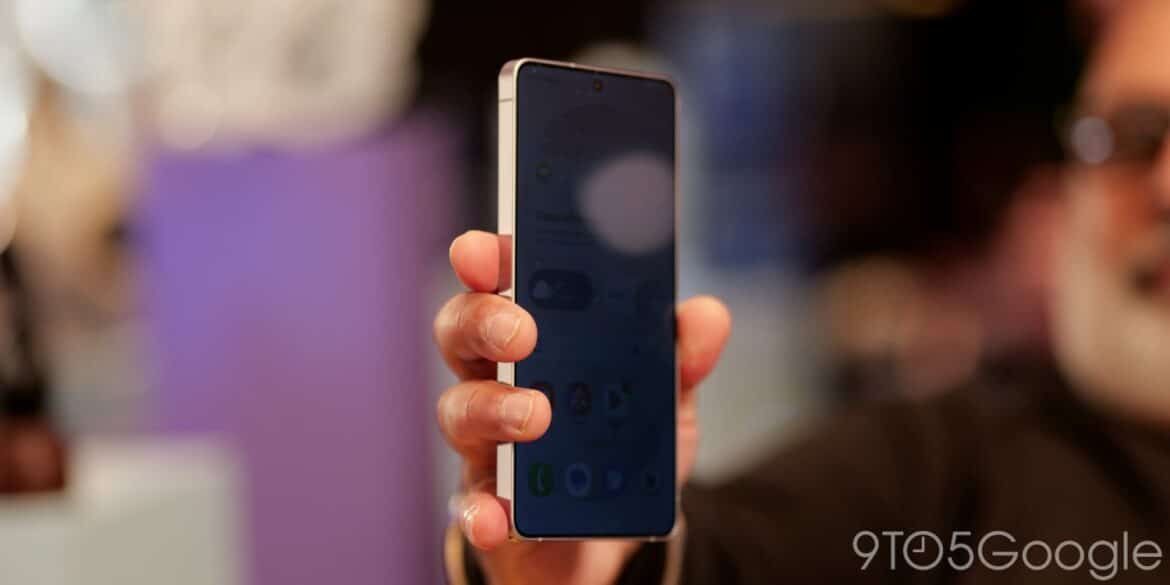 Рука тримає Samsung Galaxy S26 Ultra з темним екраном на презентації, в розмитому фоні видно учасників заходу