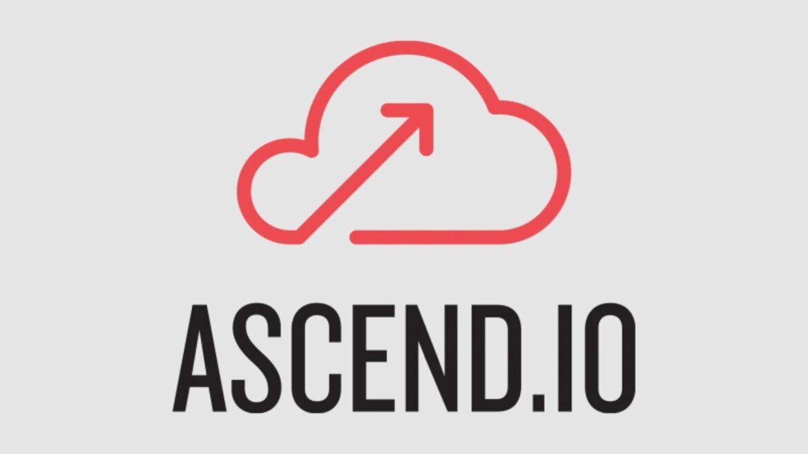 Логотип Ascend.io: червоний контур хмари зі стрілкою вгору над чорним написом ASCEND.IO на сірому фоні