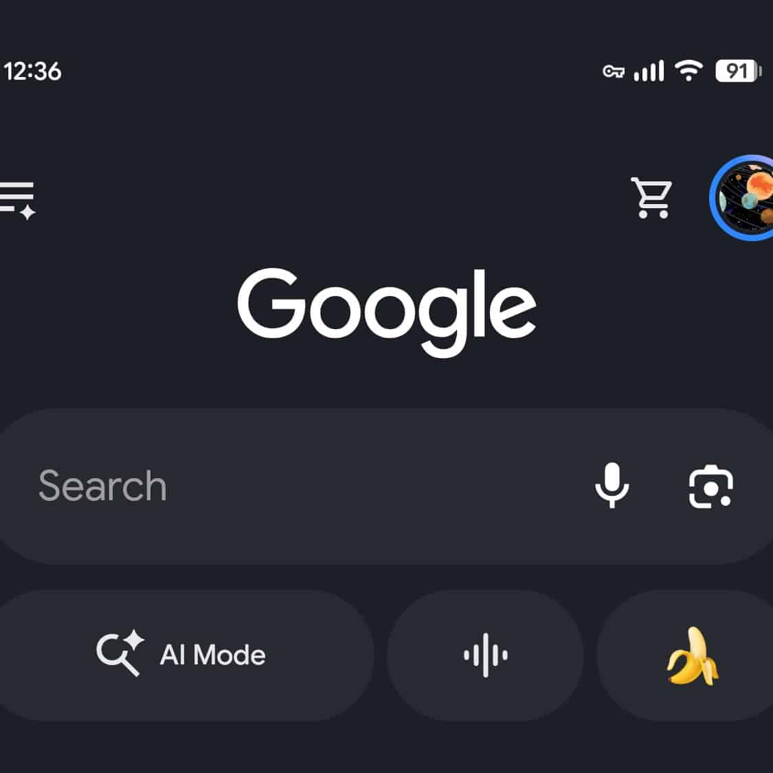 Google Search на смартфоні з темною темою, кошиком покупок та кнопкою AI Mode