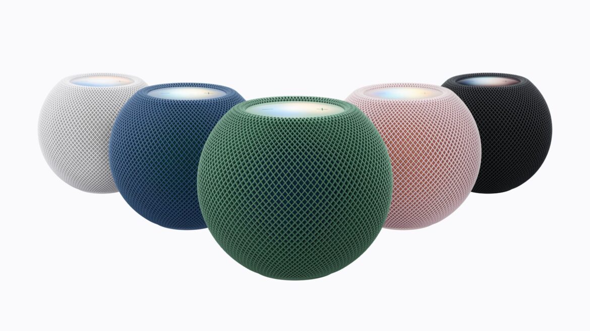 П'ять HomePod mini різних кольорів з підсвічуванням: білий, темно-синій, зелений, рожевий і чорний
