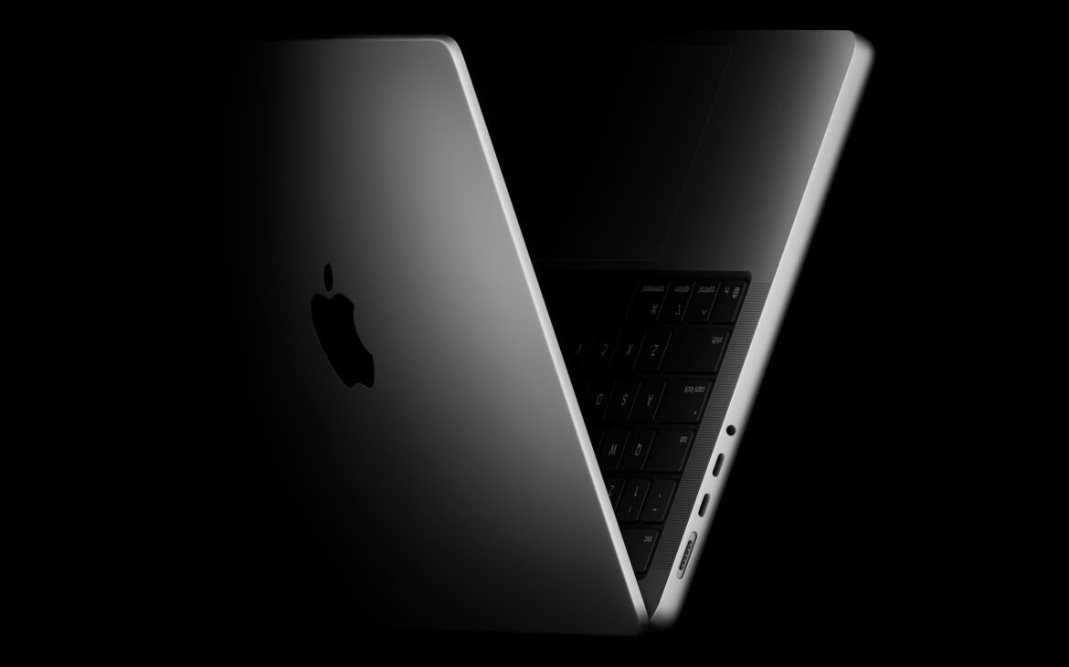 MacBook Pro з відкритим екраном та клавіатурою, вид збоку на срібному алюмінієвому корпусі