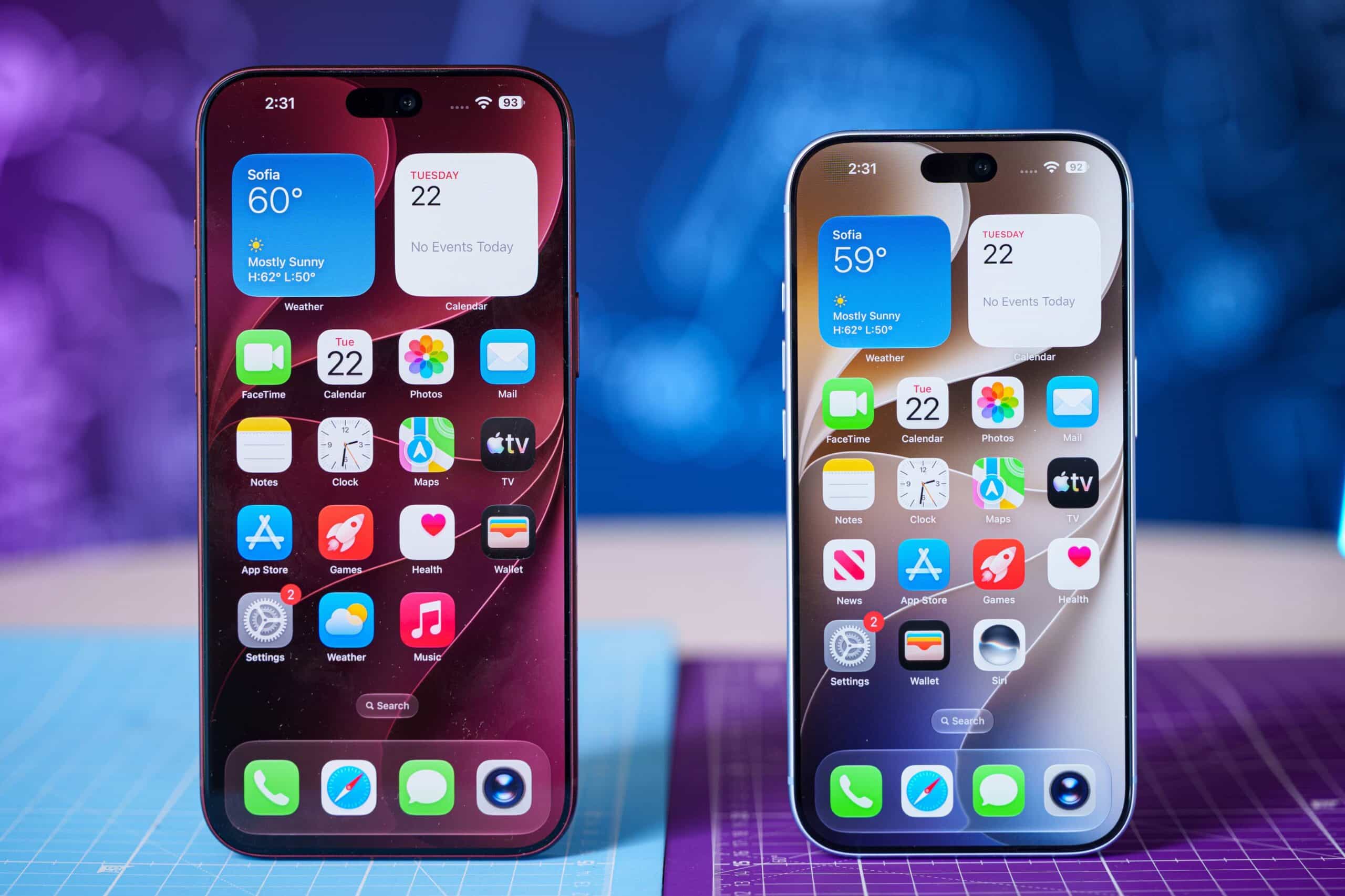 Два iPhone 18 Pro різних розмірів поруч: більший Pro Max ліворуч та менший Pro праворуч, обидва з видимим домашнім екраном