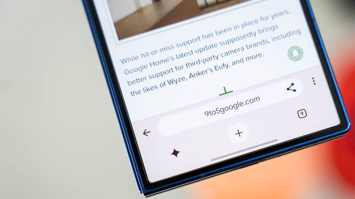 Смартфон із синьою рамкою, на екрані якого відкрито сайт 9to5google.com з текстом про Google Home