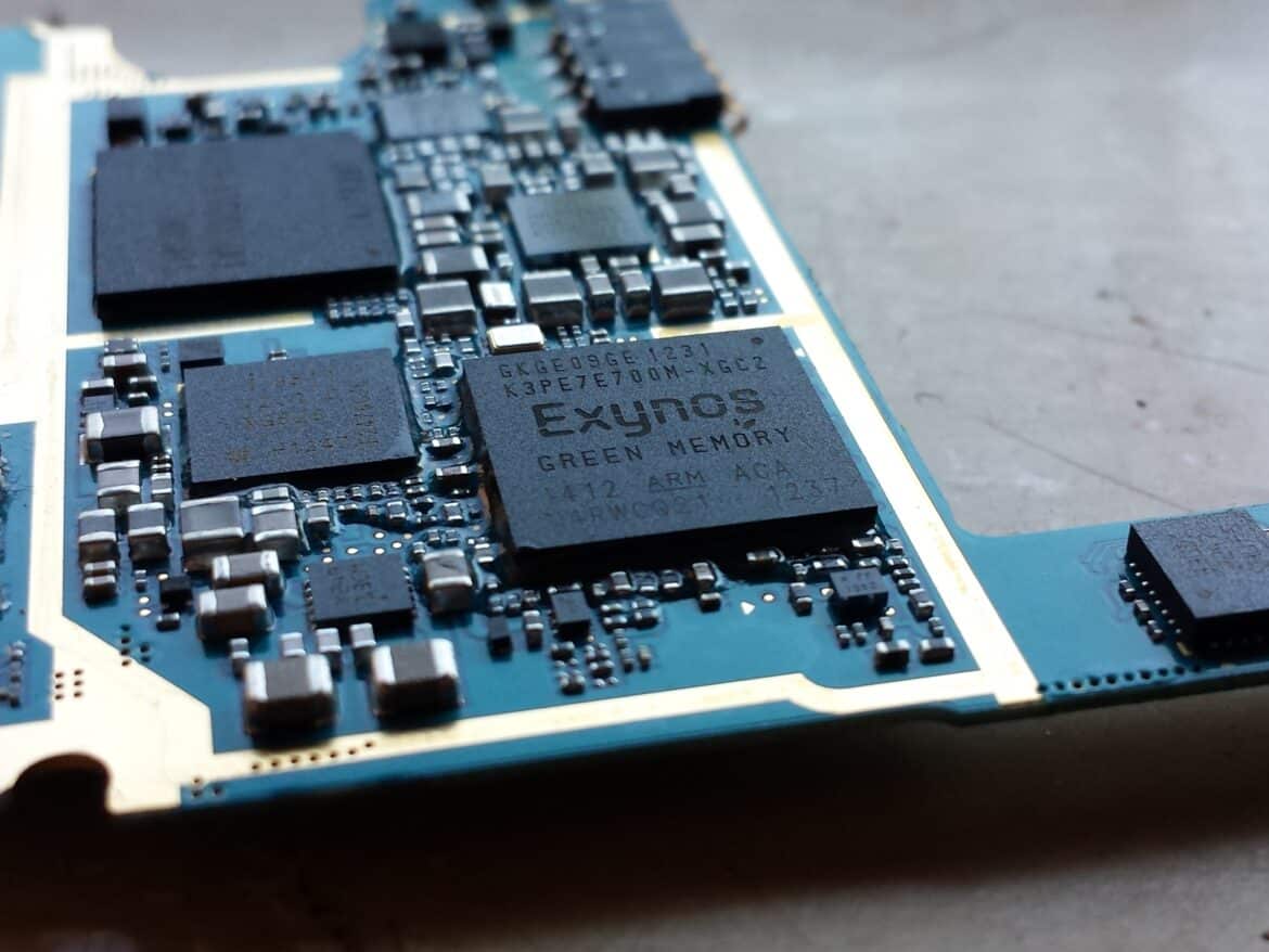 Мікросхема Exynos на синій материнській платі мобільного пристрою з близьким фокусом
