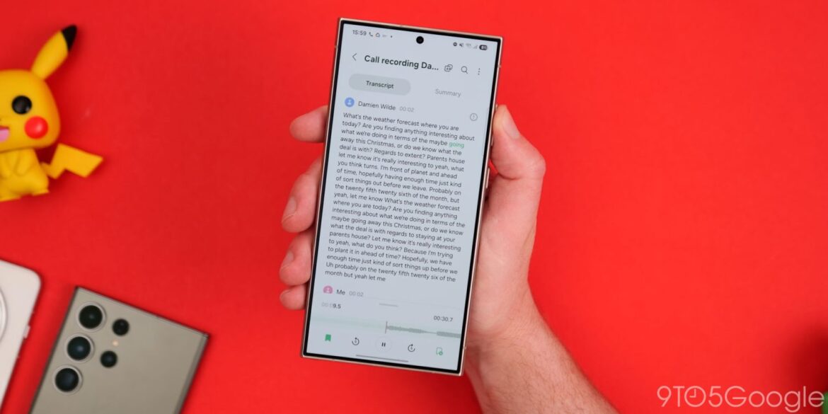 Samsung Galaxy смартфон з великим екраном у руці на червоному фоні, на якому видно інтерфейс Call Recording функції та текст