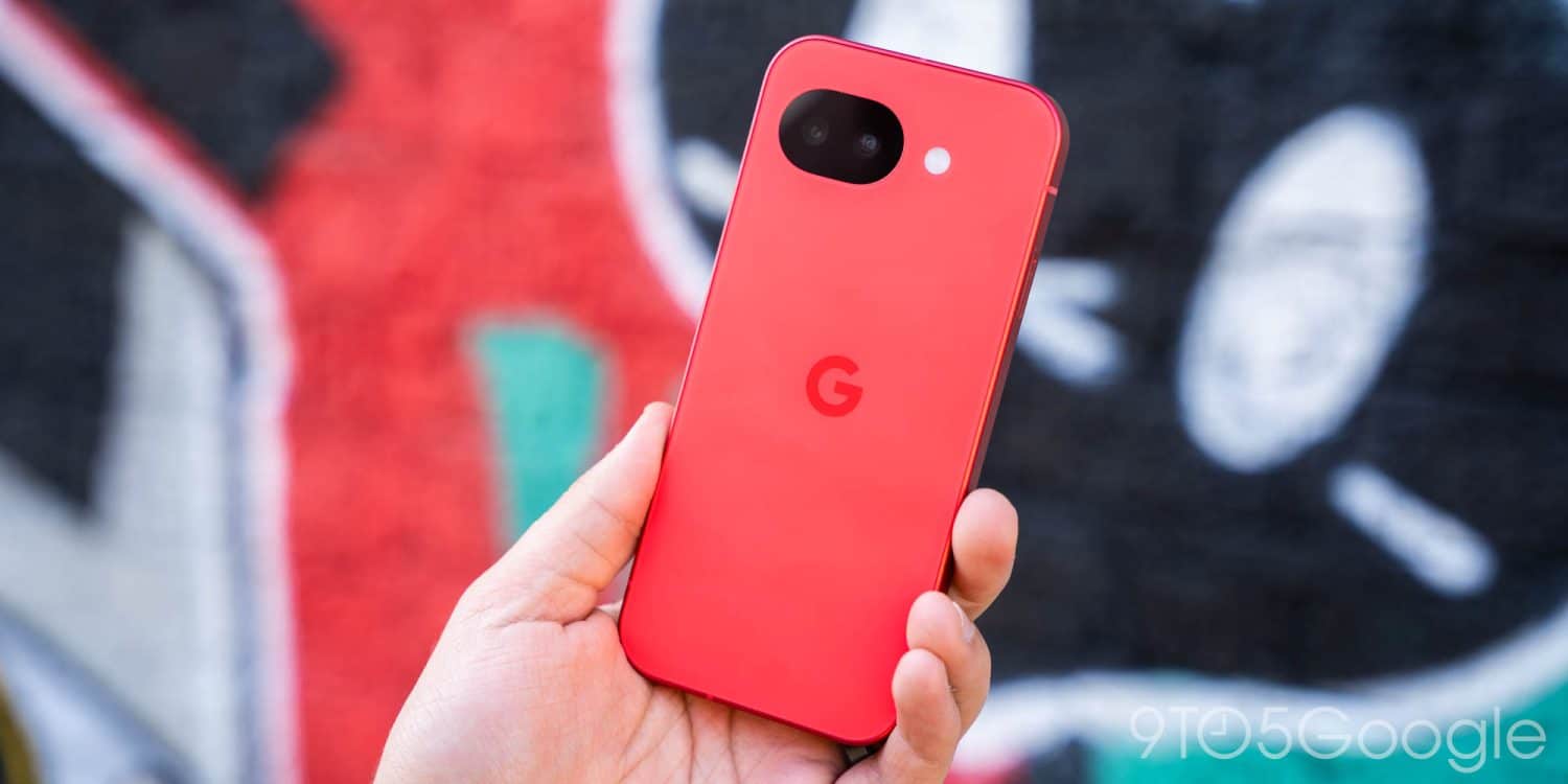 Червоний смартфон Google Pixel з логотипом G на задній панелі та подвійною камерою, триманий в руці