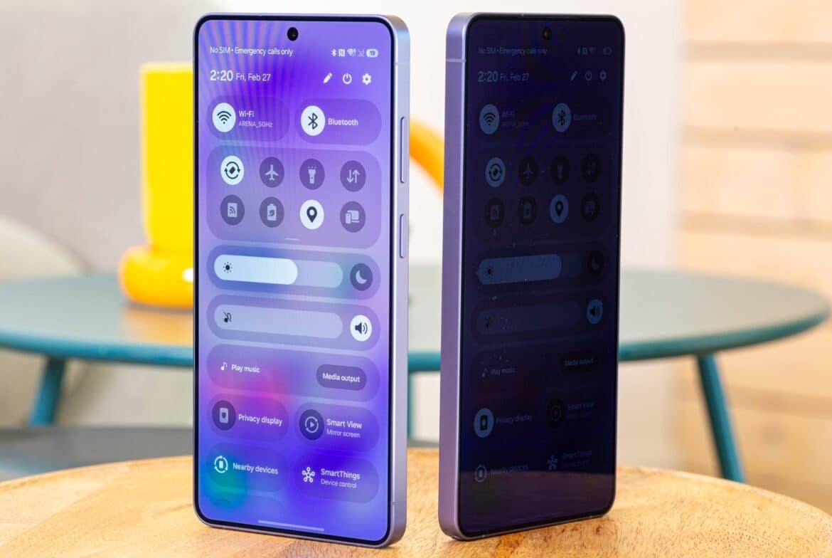 Два смартфони Samsung на столі: один з включеним екраном, що показує параметри та контроль яскравості, другий вимкнений