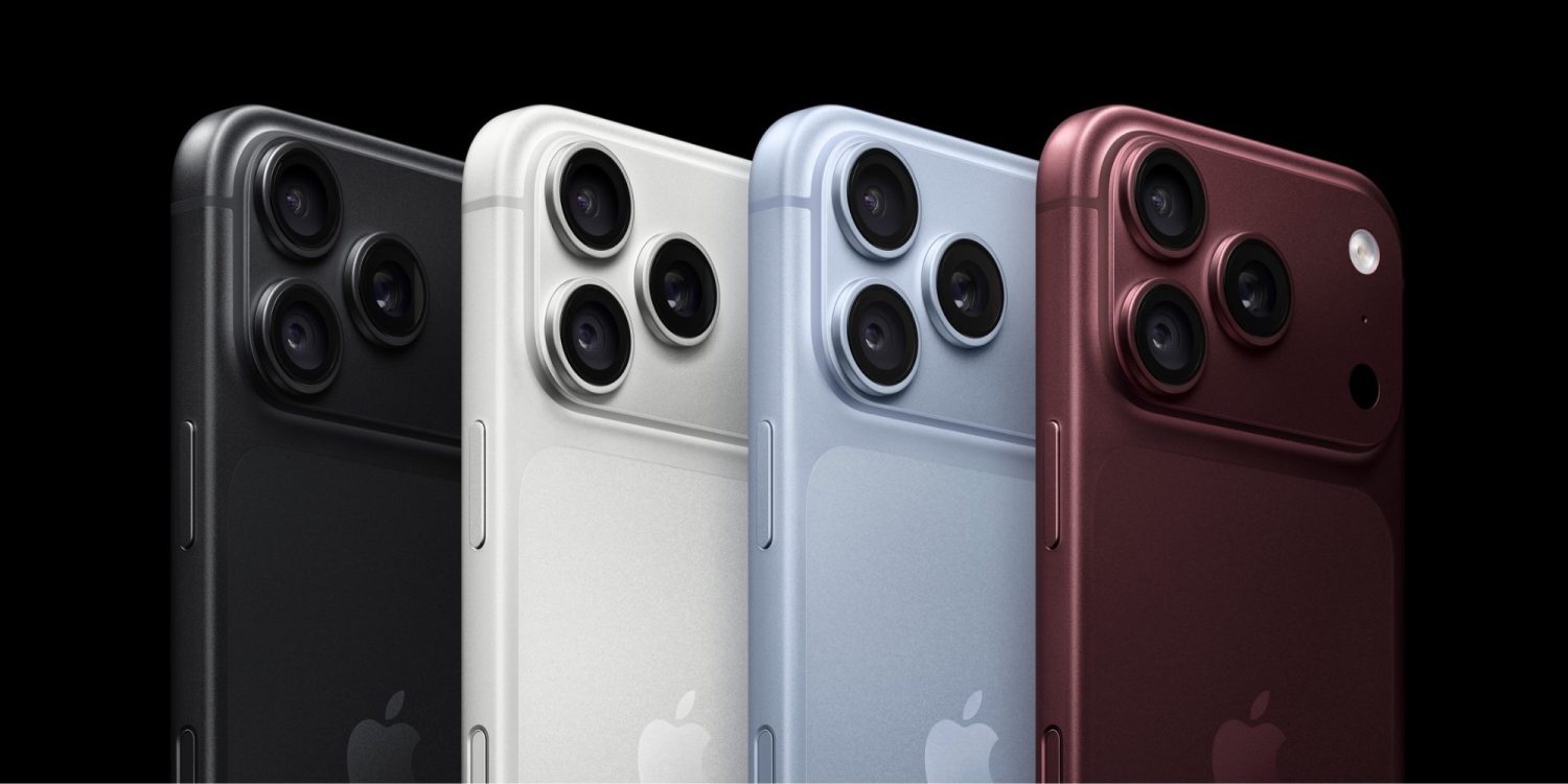 Чотири iPhone у різних кольорах з потрійною камерою на задній панелі
