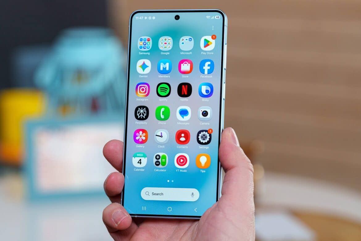 Смартфон Samsung у руці з набором іконок додатків на екрані, серед яких Instagram, Spotify, Netflix та інші сервіси