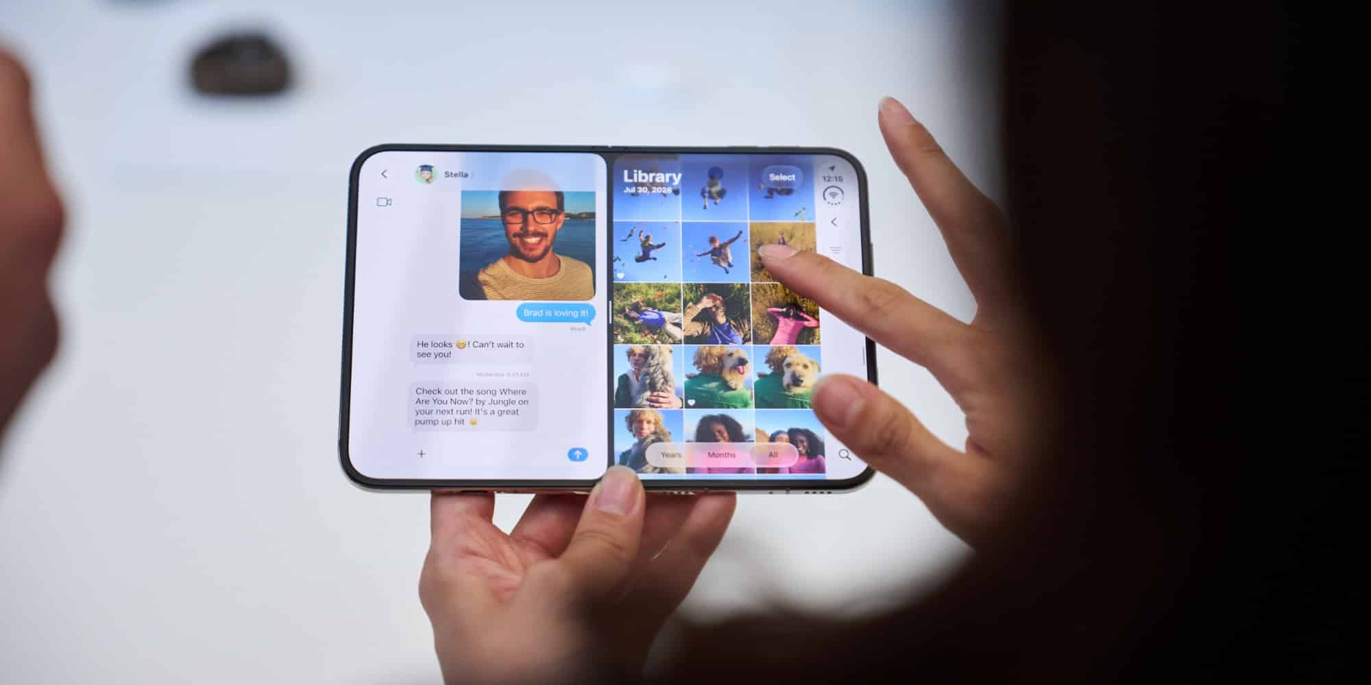 Людина тримає розкритий iPhone Duo, демонструючи бібліотеку фото та чат з контактом на екранах пристрою