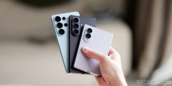 Три смартфони Samsung Galaxy різних кольорів з подвійними камерами, один з яких тримає в руці людина