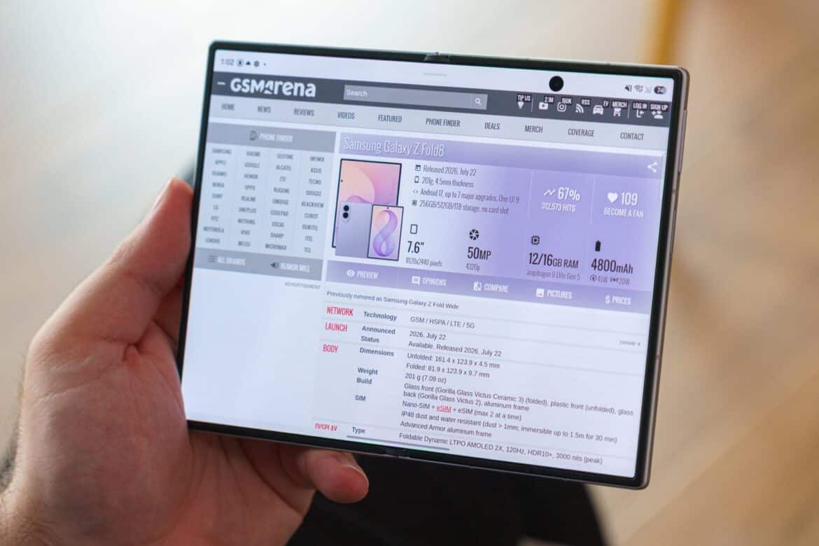 Складний смартфон Samsung Galaxy Z Fold8 з розгорнутим екраном на сторінці GSMArena з характеристиками пристрою