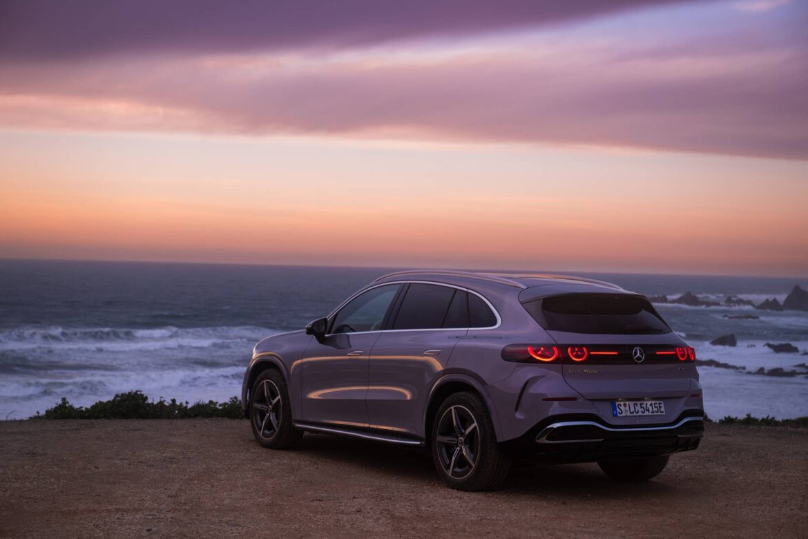 Mercedes-Benz GLC Electric припаркований на пляжі під час заходу сонця над морем