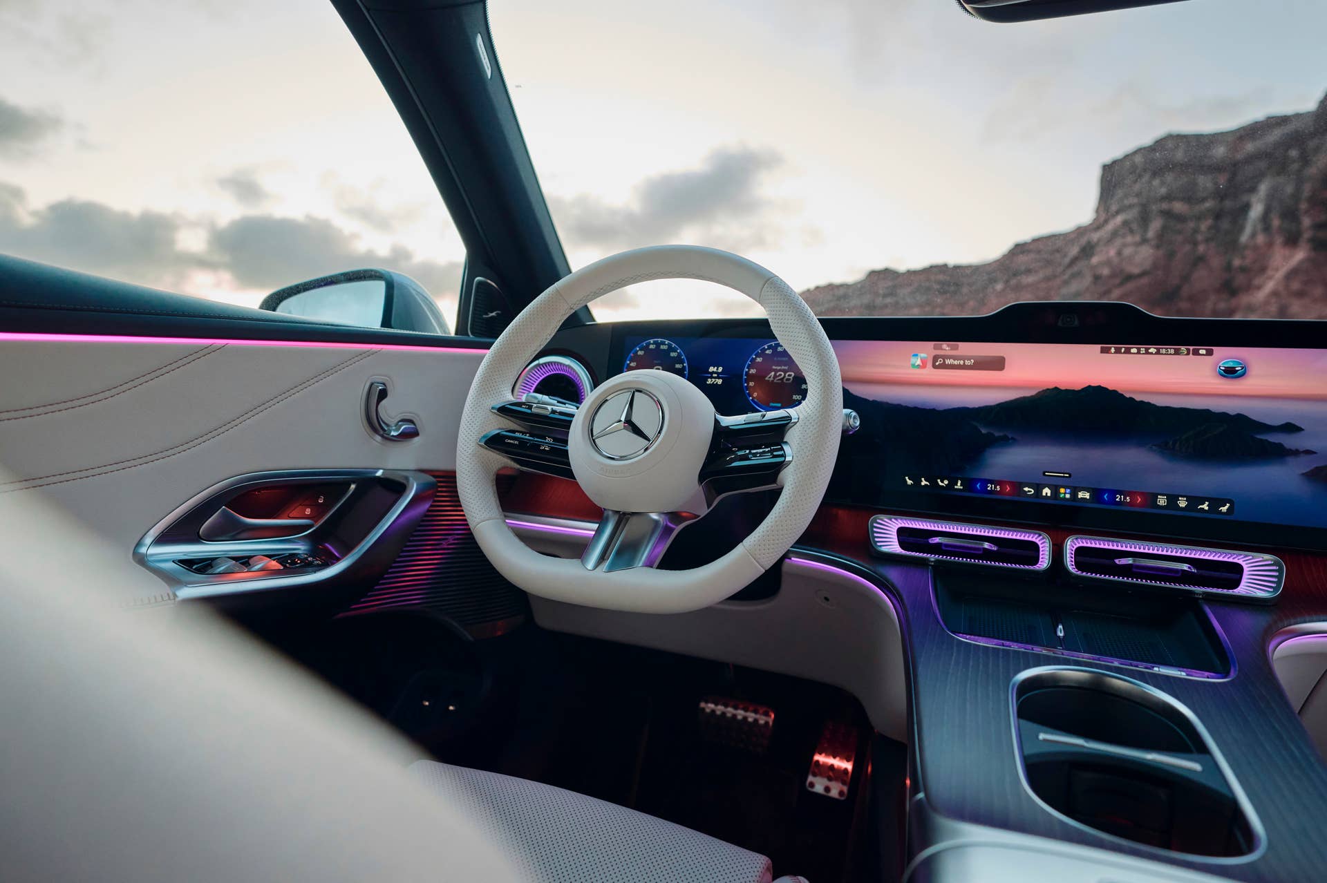 Інтер'єр Mercedes-Benz GLC Electric з білим кермом і світлодіодною панеллю приладів