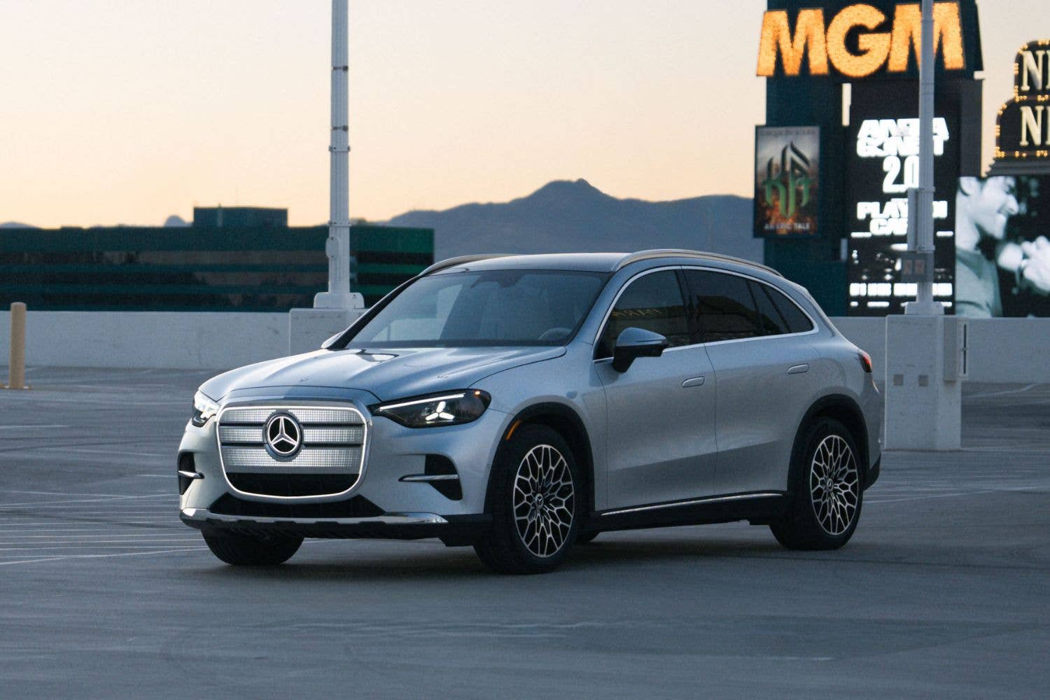 Mercedes-Benz GLC 400 Electric білого кольору припаркований на стоянці біля будівель міста