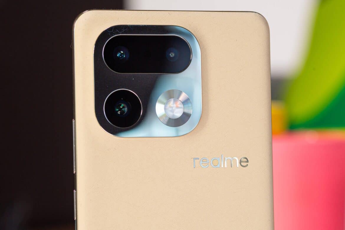 Блок камер смартфона Realme з 200MP основною і перископним телеоб'єктивом на золотистій задній панелі