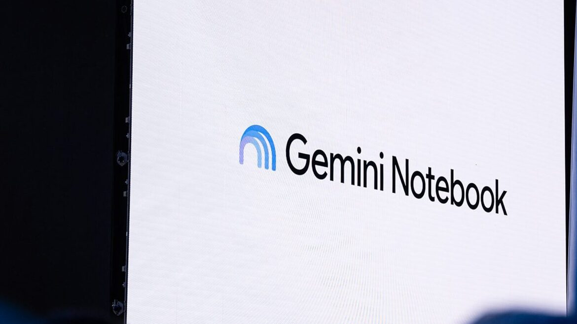 Логотип Gemini Notebook з блакитною емблемою-аркою на великому білому екрані під час презентації