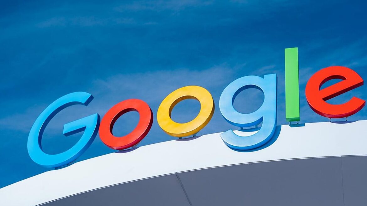 Об'ємний кольоровий логотип Google на білому закругленому фасаді будівлі на тлі синього неба