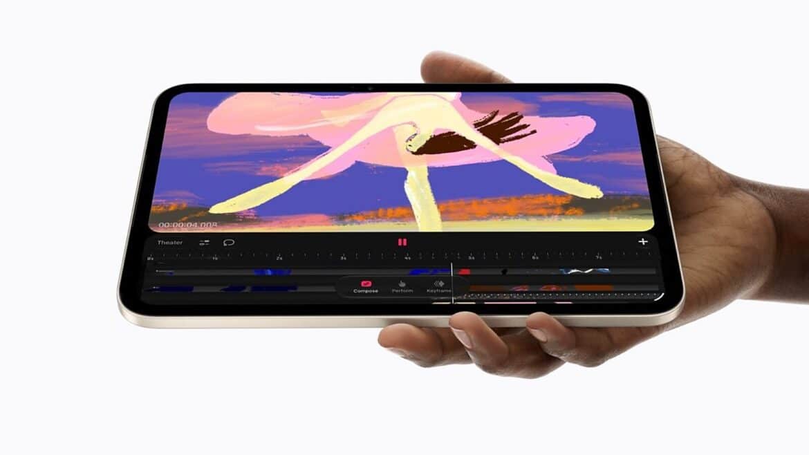 Рука тримає iPad mini горизонтально, на екрані яскравий намальований силует і панель редагування відео