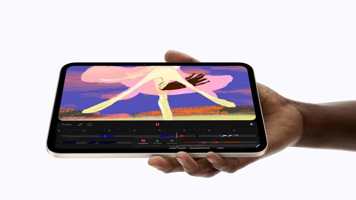 Рука тримає iPad mini горизонтально, на екрані яскравий малюнок рожевої фігури та таймлайн відеоредактора