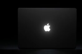 Культовий логотип Apple повертається: MacBook Pro with PROLED XDR отримав підсвітку на кришці