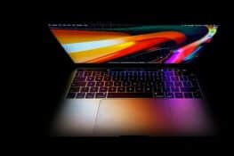 Redesign MacBook Pro: тонші рамки, новий шарнір та Dynamic Island – деталі від Марка Ґурмана
