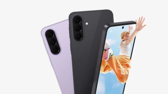 Фіолетовий і чорний смартфони з потрійними камерами ззаду, а на екрані переднього дитина в стрибку на тлі неба