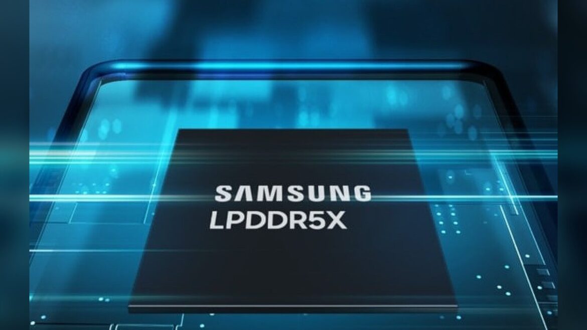 Чіп пам'яті Samsung LPDDR5X на темному корпусі посеред синього фону зі світловими лініями та контуром смартфона
