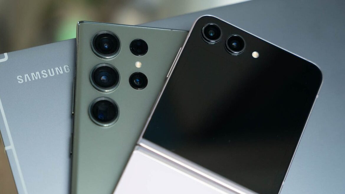 Зелений Samsung Galaxy Ultra і чорний складаний Flip лежать поруч на коробці з написом SAMSUNG