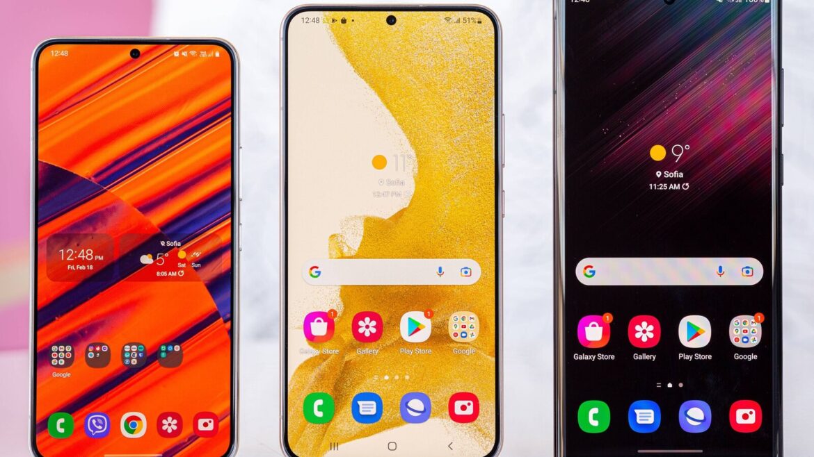 Три смартфони Samsung з різними шпалерами поруч, пов'язані зі штрафом через ігрову продуктивність