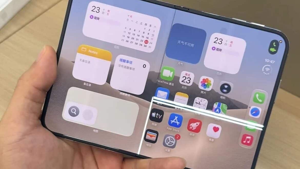 Рука тримає розкладений iPhone Duo з віджетами на екрані, посередині якого видно світлу лінію згину