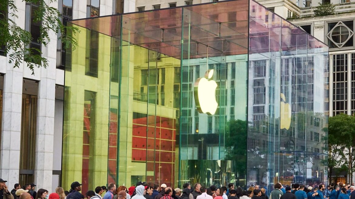 Скляний куб магазину Apple на Fifth Avenue з підсвіченим логотипом і людьми біля входу