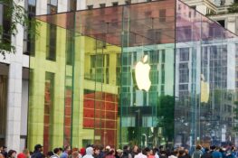 Велетенські iPhone Duo вже з’явилися біля Apple Fifth Avenue напередодні старту продажів