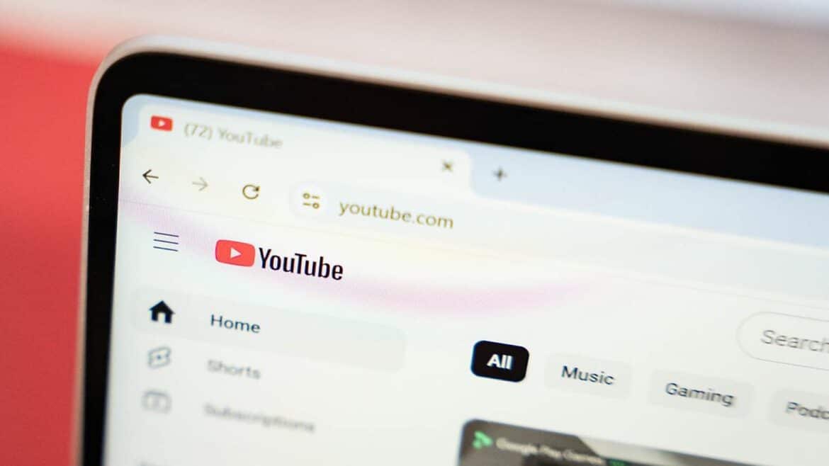 Екран ноутбука з головною сторінкою YouTube у браузері, видно адресу youtube.com і меню розділів